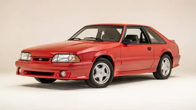 Ford Mustang hatchback, 1992 — vista delantera de tres cuartos